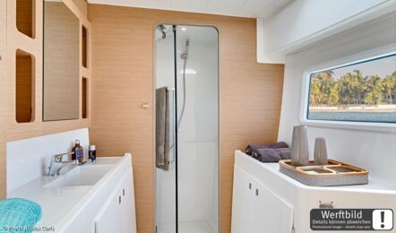 Pantry Innenaufnahme eines Katamarans Lagoon 42.3 in Rogoznica in Kroatien