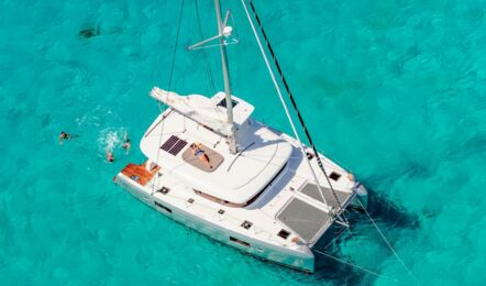 Deck Aussenaufnahme eines Katamarans Lagoon 42 auf Mallorca in Can Pastilla