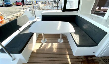 Sitzecke mit Tisch im Cockpit für bis zu 10 Personen des Katamarans lagoon 450 Irena auf Mallorca in Can Pastilla