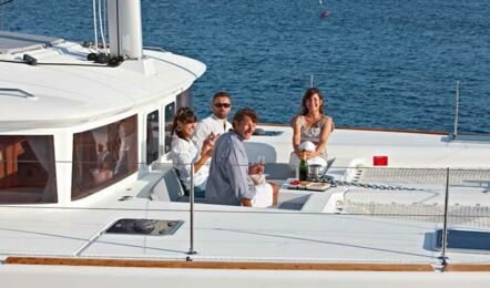 Sonne genießen im Vordeck eines Katamarans lagoon 450 auf Mallorca in Can Pastilla