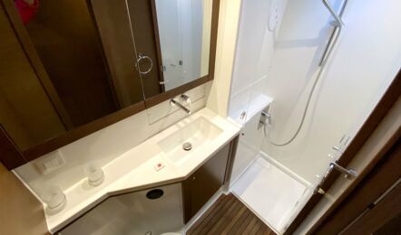 Nasszelle mit Dusche des Katamarans lagoon 450 Irena auf Mallorca in Can Pastilla