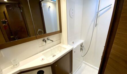 Nasszelle mit Dusche des Katamarans lagoon 450 Irena auf Mallorca in Can Pastilla
