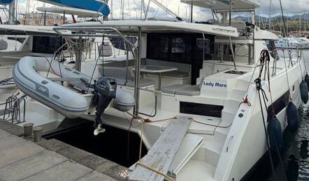 Heckansicht der „Lady Mara“ am Steg mit Beiboot an den Davits und Gangway zum Kai – Yachtcharter Can Pastilla