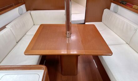 Salontisch ausgeklappt Innenaufnahme der Oceanis 31 "Poldi" in Heiligenhafen
