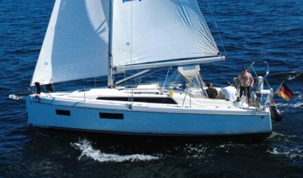 Ansicht der Backseite der Segelyacht Oceanis 34.1 „Fiete” mit gehissten Segeln auf offener See vor Heiligenhafen – Yachtcharter Ostsee
