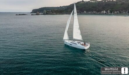 Backbordansicht einer Oceanis 37.1 während der Fahrt unter Segeln vor der Küste (Werftbild) – Yachtcharter Ostsee