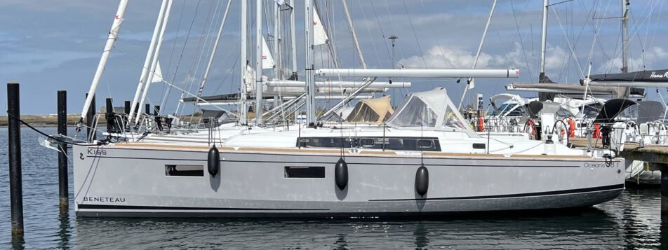 Seitliche Außenansicht der Segelyacht Oceanis 38.1.2 „Kiss“ am Steg in Heiligenhafen – Yachtcharter Ostsee