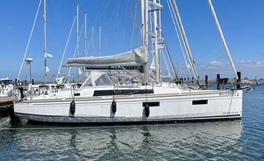 Seitenansicht der Segelyacht Oceanis 38.1 „Balosbay“ am Liegeplatz in Heiligenhafen – Yachtcharter Ostsee