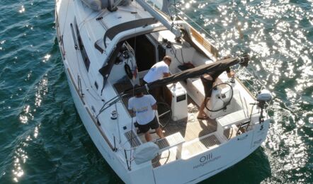 Luftaufnahme der Segelyacht Oceanis 38 „Olli" von achtern mit Crew an Bord beim Segeln vor Pula – Segelurlaub Kroatien