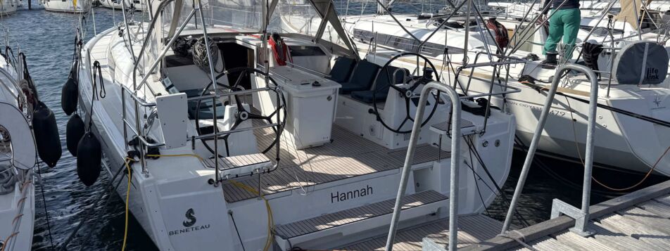 Heckansicht der Segelyacht Oceanis 40.1 „Hannah“ am Steg der Marina Punat – Yachtcharter auf Krk in Kroatien