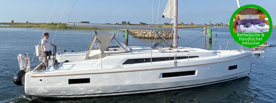 Seitenansicht der Segelyacht Oceanis 40.1 „Lioba II“ mit Skipper am Doppelsteuerrad vor Flensburg – Yachtcharter Ostsee