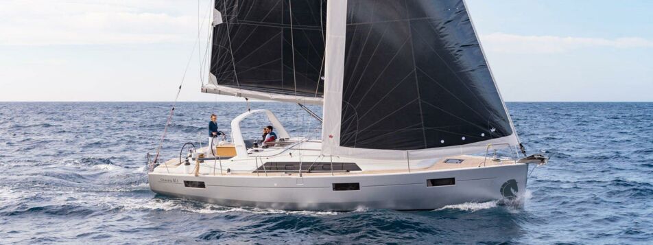 Steuerbord Aussenansicht unter Segeln einer Oceanis 41.1 in Heiligenhafen