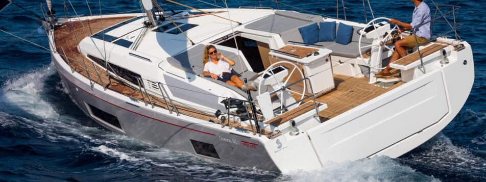 Segelyacht Oceanis 46.1 unter Segeln, Crew im Cockpit am Doppelsteuerrad – Yachtcharter Mallorca (Werftbild)