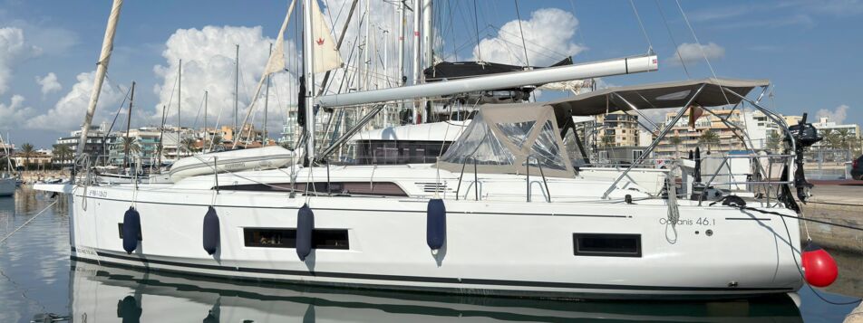 Backbord Aussenaufnahme der Oceanis 46.1 „Sophia“ in Can Pastilla auf Mallorca