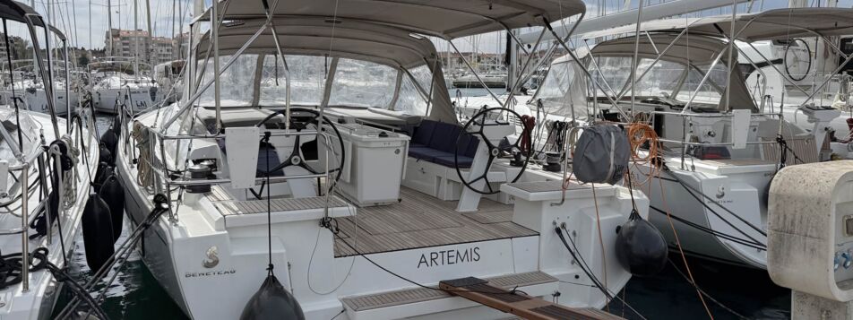 Backbord Heck Aussenaufnahme der Oceanis 46.1 „Artemis“ in Biograd in Kroatien