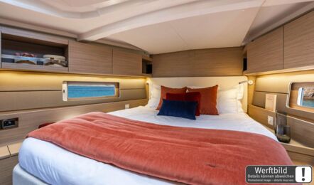 Großzügige Bugkabine einer Oceanis 47 mit großer Doppelkoje und hellem Interieur (Werftbild) – Yachtcharter Kroatien