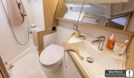 Große Nasszelle auf der Steuerbordseite achtern einer Oceanis 47 mit WC, Spüle und separatem Duschbereich (Werftbild) – Yachtcharter Kroatien