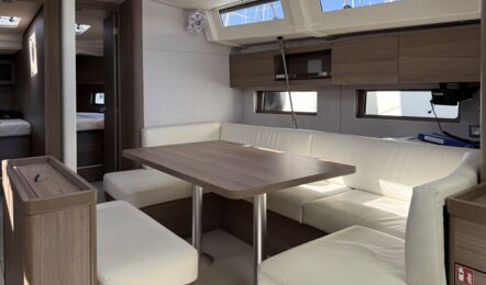 Großer absenkbarer Salontisch der Segelyacht Oceanis 47 „Große Freiheit“ mit viel Sitzplatz und Möglichkeit für eine Doppelkoje im Salon – Yachtcharter Ostsee