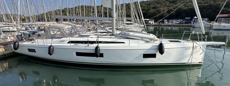 Seitenprofil der Segelyacht Oceanis 51.1 „Obelix“ am Steg im Hafen von Pula – Yachtcharter Kroatien