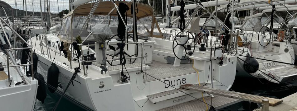 Backbord Heck Aussenaufnahme der Oceanis 51.1 „Dune“ in Rogoznica in Kroatien