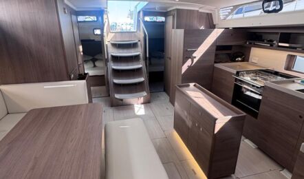 Salon mit großem Esstisch, Sitzbank und Niedergang einer Oceanis 52 – Yachtcharter Biograd