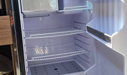 Kühlschrank der Segelyacht Oceanis 52 „Orange“ in der Pantry mit Gefrierfach - Yachtcharter Kroatien