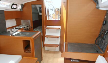 Salon Innenaufnahme der Sun Odyssey 349.2 "Marie" in Pula in Kroatien