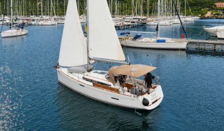 Die Segelyacht Sun Odyssey 389.2 „Tara" mit Bimini unter Segeln vor der Marina Punat – Yachtcharter Kroatien