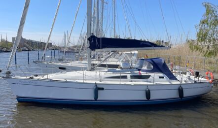 Backbord Aussenaufnahme der Sun Odyssey 40 "Moulin Rouge" in Barth