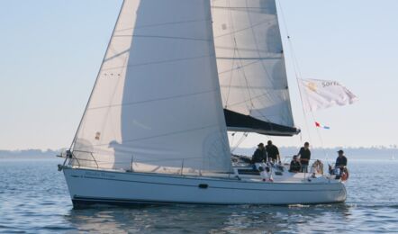 Backbord Aussenaufnahme der Sun Odyssey 40 "Moulin Rouge" in Barth