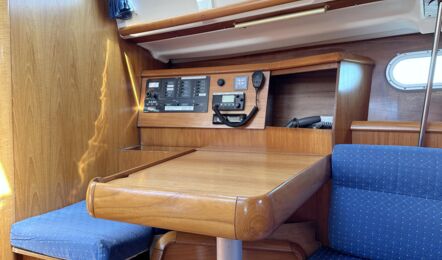 Kartentisch Innenaufnahme der Sun Odyssey 40 "Moulin Rouge" in Barth