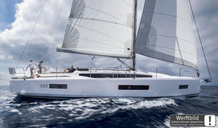 Steuerbordansicht einer Sun Odyssey 455 unter Segeln auf offenem Meer (Werftbild) – Yachtcharter Kroatien