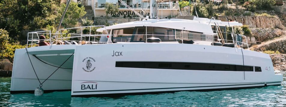 Seitenansicht des Katamarans Bali 4.1 „Jax“ vor Anker in einer ruhigen Bucht bei Rogoznica – Yachtcharter Kroatien