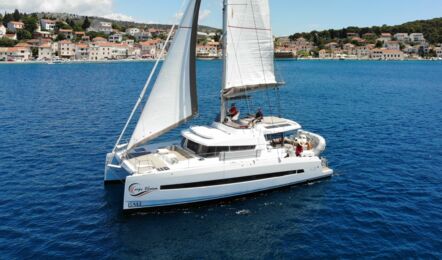 Backbord Bugaufnahme unter Segeln vom Vorschiff und Deck des Katamarans Bali 4.3 Carpe Ventum in Rogoznica in Kroatien