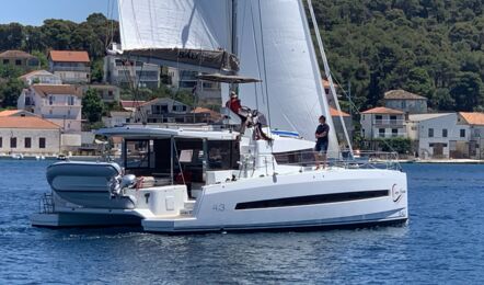 Steuerbord Heckaufnahme des Katamarans Bali 4.3 Carpe Ventum in Rogoznica in Kroatien