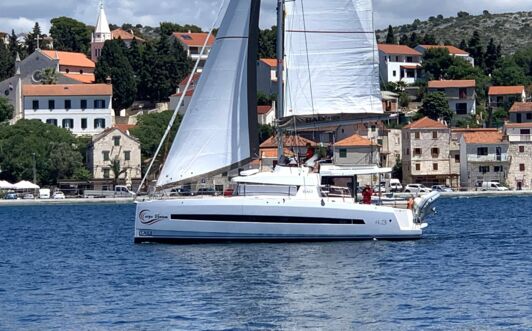 Backbord Aussenaufnahme unter Segeln des Katamarans Bali 4.3 Carpe Ventum in Rogoznica in Kroatien