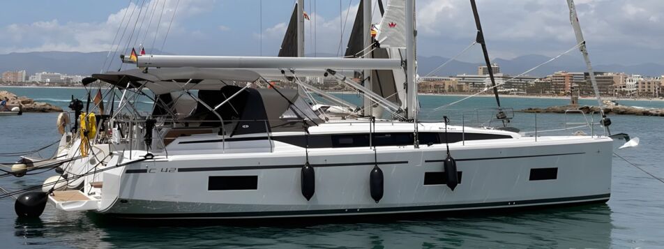 Seitenansicht der Segelyacht Bavaria C42 „Blue Eyes" vor der Skyline von Palma – Yachtcharter Mallorca