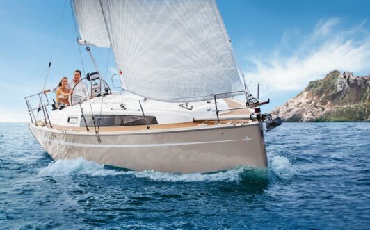 Steuerbord Aussenaufnahme einer Bavaria cruiser 33 in Heiligenhafen