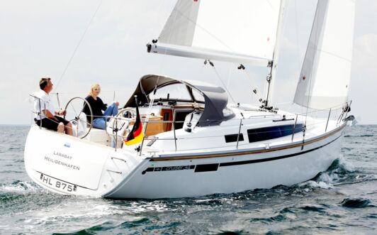 Heckansicht unter Segel der Bavaria cruiser 34 „Larabay“ in Heiligenhafen