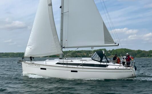 Steuerbord Aussenaufnahme einer Bavaria cruiser 37 in Flensburg