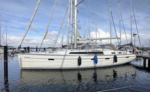 Backbord Aussenaufnahme der Bavaria cruiser 51 „Jumbo“ in Heiligenhafen mit alter Sprayhood