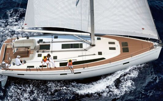 Steuerbord Deck-Luftaufnahme einer Bavaria Cruiser 51 in Heiligenhafen