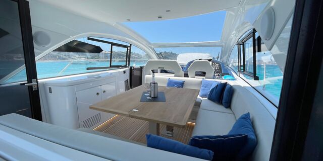 Plicht Salon Aussenaufnahme der Beneteau GT 45 Pandora in Can Pastilla auf Mallorca