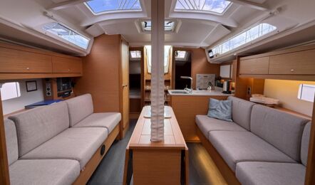 Heller und offener Salon der Segelyacht Dufour 37 „Chiquitita“ mit Blick zum Heckbereich – Yachtcharter Ostsee