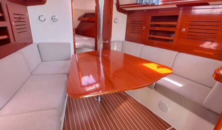 Salontisch Innenaufnahme der Hanse 315 "Mizar" in Barth