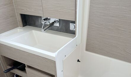 Nasszelle der Segelyacht Hanse 348 „Elea“ mit Waschbecken, WC und Teakboden – Yachtcharter Ostsee