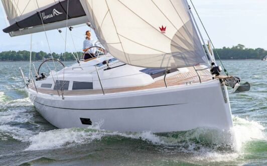 Bug Aussenaufnahme einer Hanse 348 in Heiligenhafen