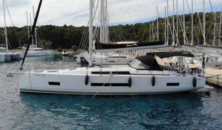 Seitenansicht der Segelyacht Hanse 460 „WILSON“ mit Bimini am Liegeplatz in Punat – Yachtcharter Kroatien