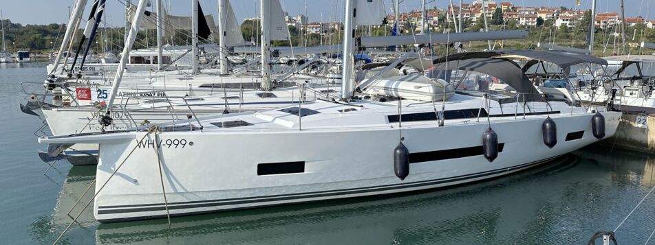 Rumpf-Seitenansicht der Segelyacht Hanse 460 „freebe“ am Liegeplatz im Hafen von Pula – Yachtcharter Kroatien