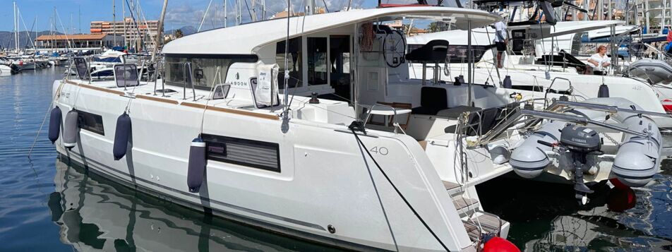 Der Katamaran Lagoon 40 „Sunrise“ an seinem Liegeplatz in der Marina Can Pastilla – Yachtcharter auf Mallorca